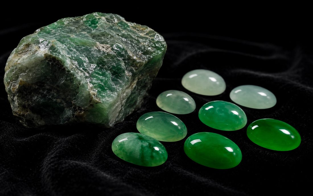 Durchscheinender smaragdgr&uuml;ner Imperial-Jade-Cabochon