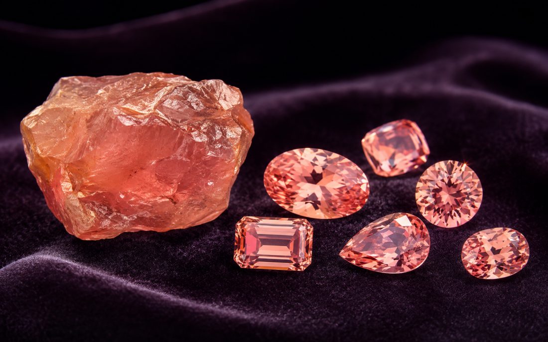 Padparadscha-Saphir im Ovalschliff mit zartem Rosa-Orange
