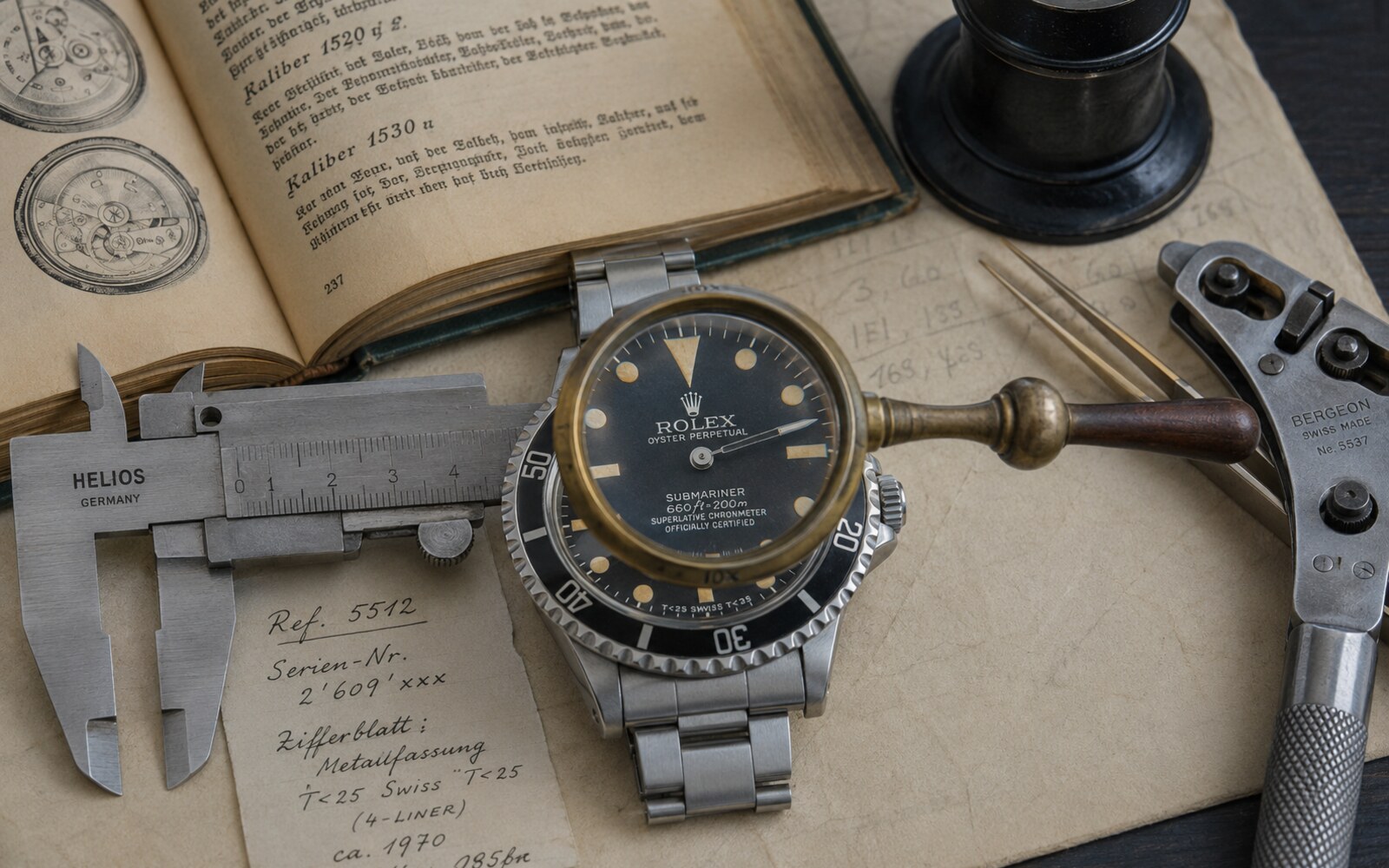 Rolex Submariner Ref. 5512 auf cremefarbenem Papier mit Präzisions-Caliper, Watchmaker-Notiz, Boley-Lupe und Bergeon-Caseback-Opener.