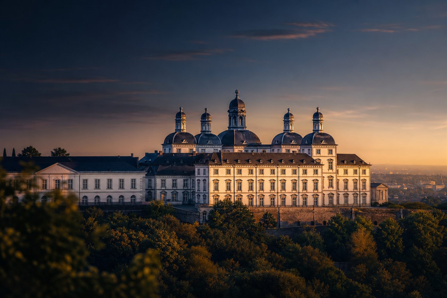 Die beiden gotischen T&uuml;rme des Bergisch Gladbacher Doms &uuml;ber dem Rhein im Abendlicht &ndash; Diamant-Ankauf Region Bergisch Gladbach