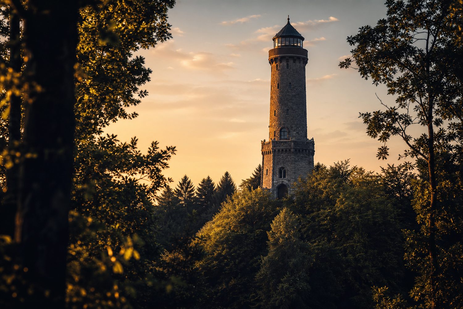 Die beiden gotischen T&uuml;rme des Iserlohner Doms &uuml;ber dem Rhein im Abendlicht &ndash; Diamant-Ankauf Region Iserlohn
