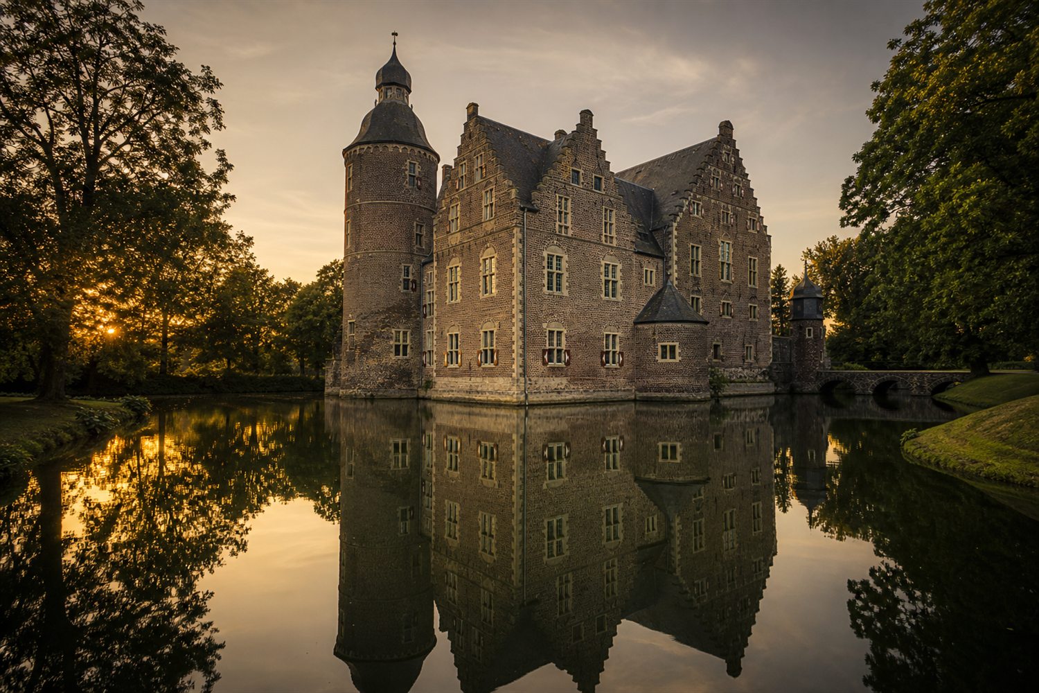 Die beiden gotischen T&uuml;rme des Krefelder Doms &uuml;ber dem Rhein im Abendlicht &ndash; Diamant-Ankauf Region Krefeld