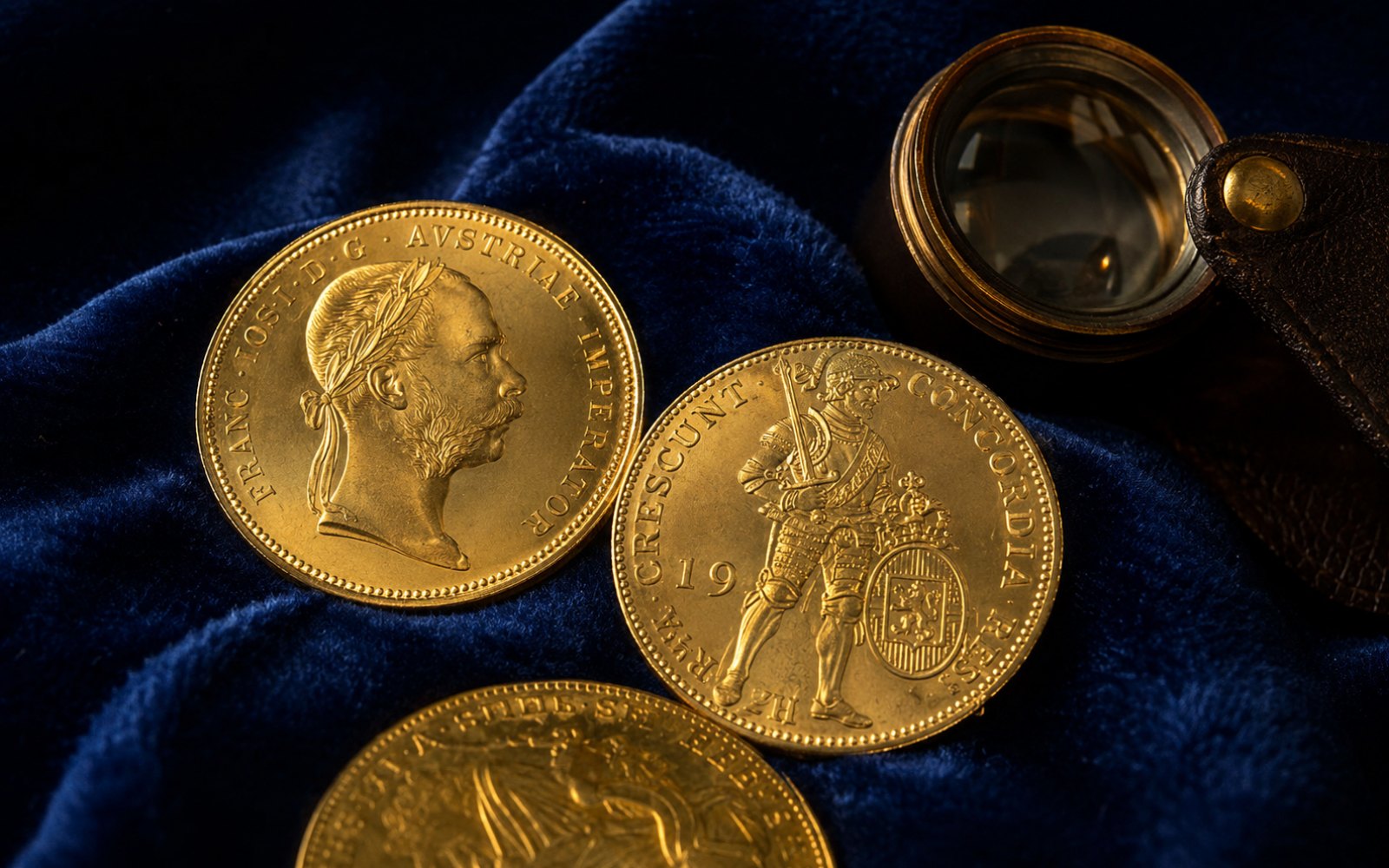 Historische Dukaten-Goldm&uuml;nzen, Franz Joseph und Ritter, auf blauem Samt mit Lupe