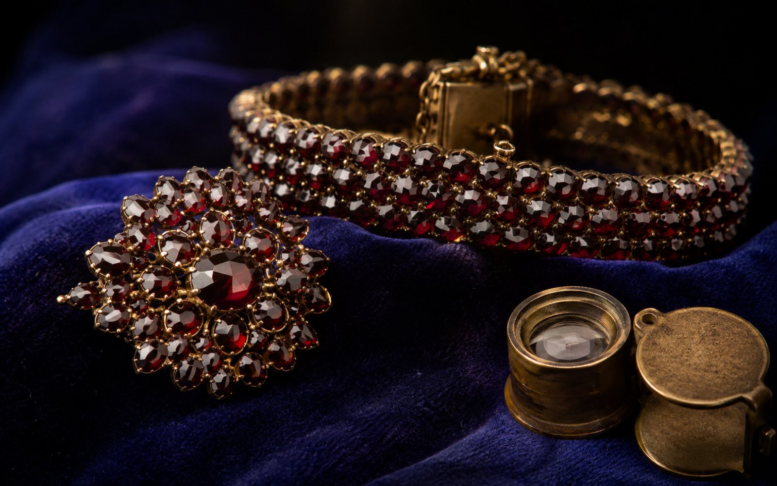 Böhmische Granatgarnitur, Brosche und Armband mit Rosenschliff-Granaten auf Samt