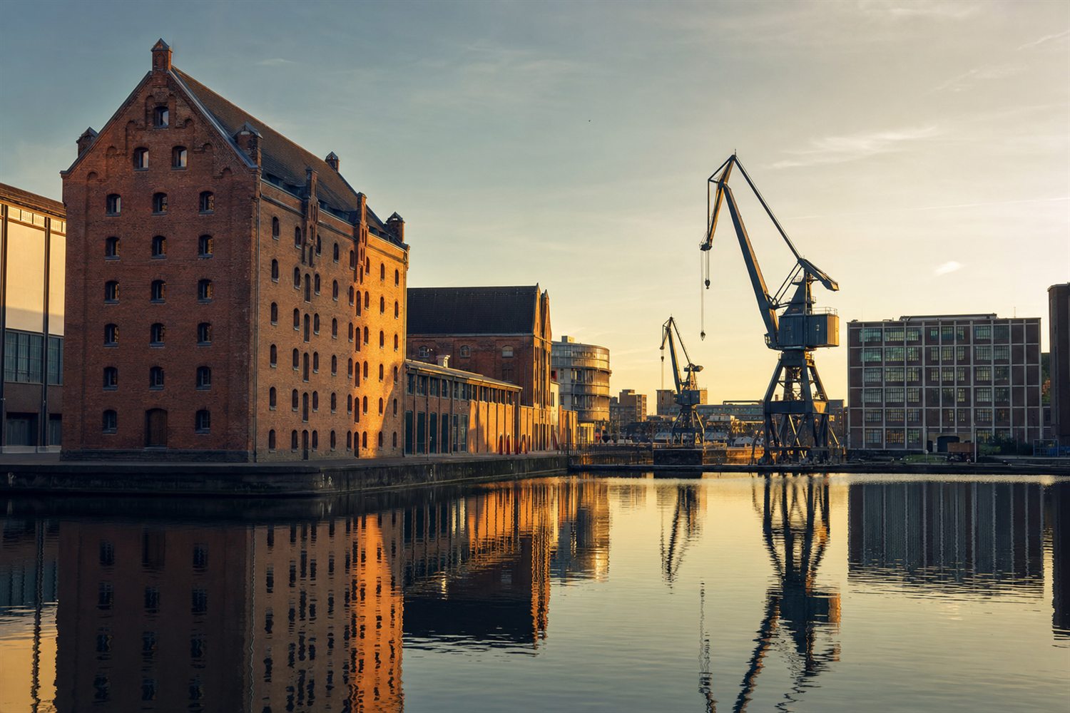 Der Duisburger Innenhafen mit seinen sanierten Speichern und dem Wasserbecken bei Morgenlicht &ndash; Silberankauf Region Duisburg