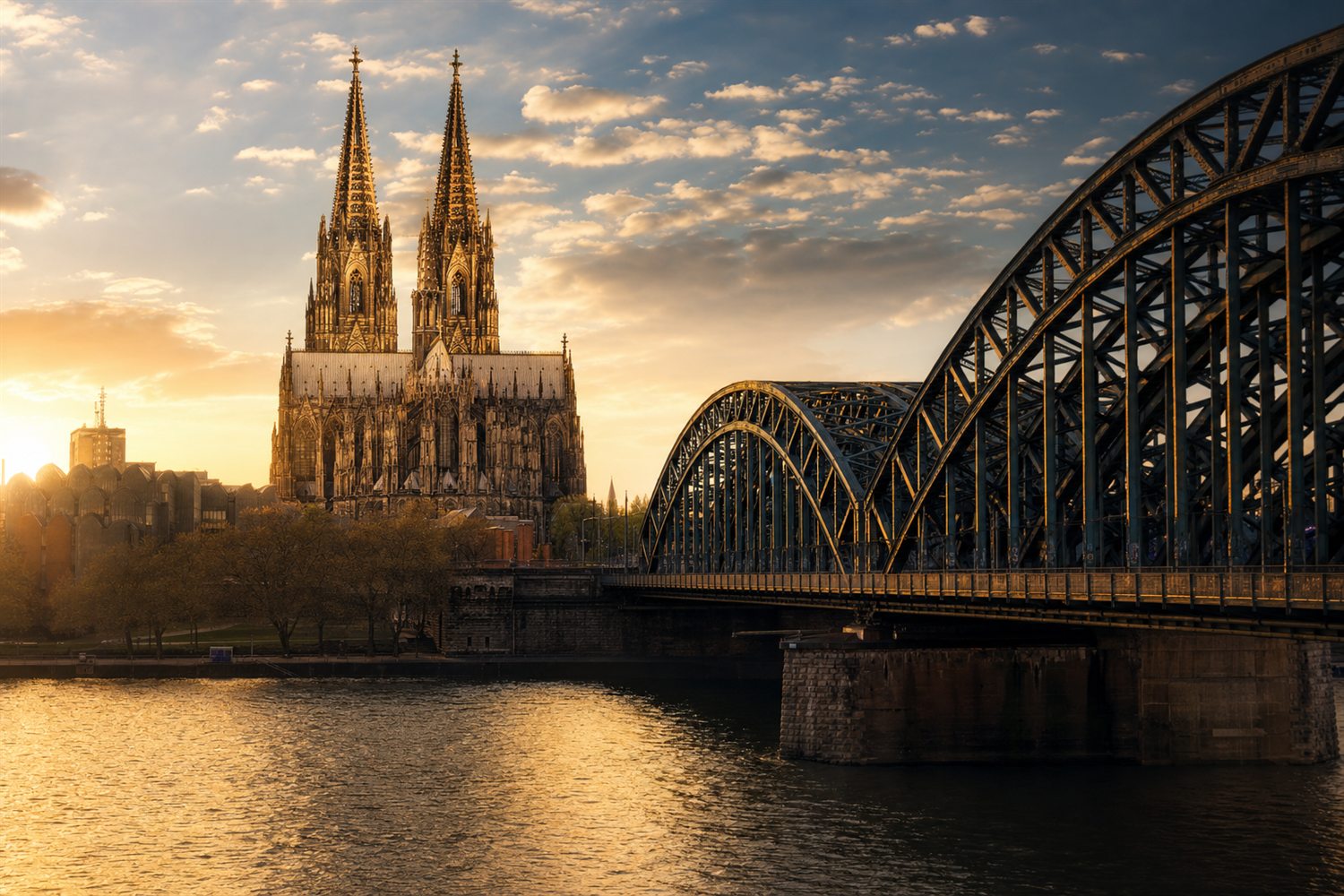 Der K&ouml;lner Dom und die Altstadt am Rheinufer bei Morgenlicht &ndash; Silberankauf Region K&ouml;ln