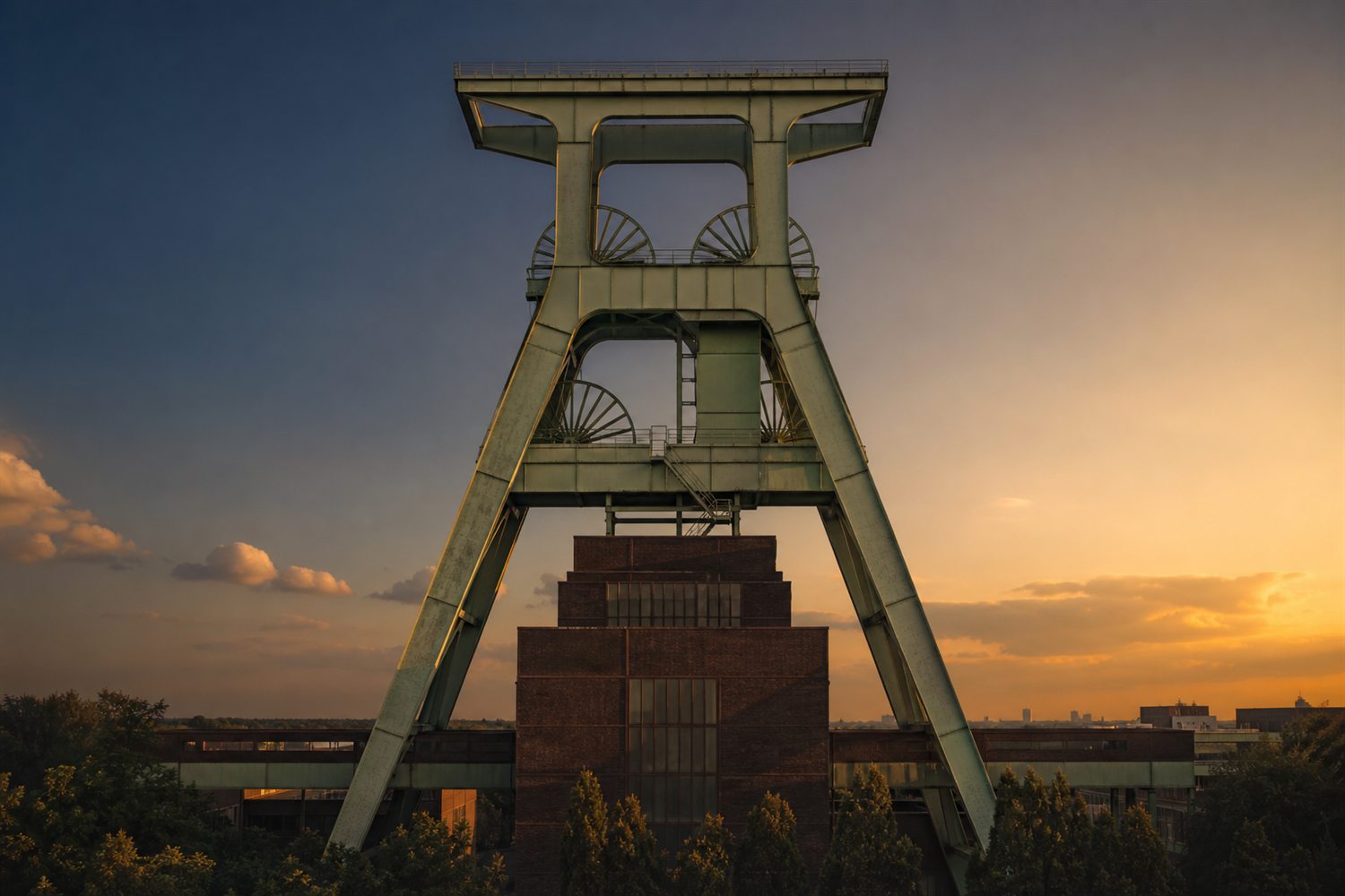 Das F&ouml;rderger&uuml;st des Deutschen Bergbau-Museums im Abendlicht &uuml;ber Bochum &ndash; Uhren-Ankauf Region Bochum