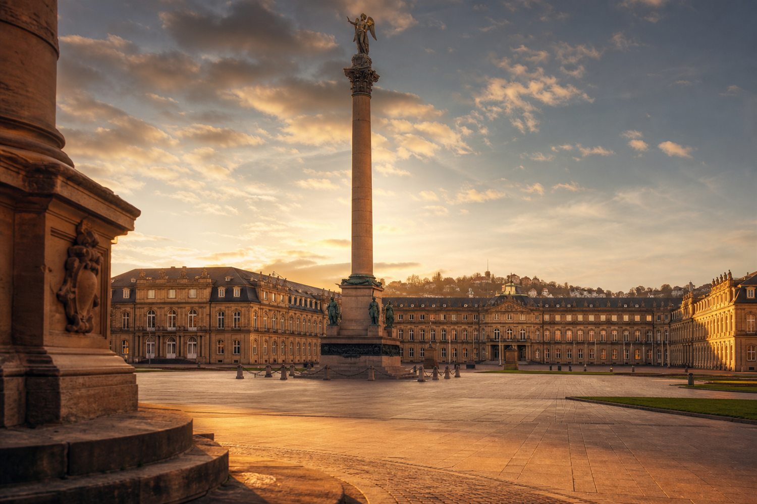Das Neue Schloss am Schlossplatz in Stuttgart im Abendlicht &ndash; Uhren-Ankauf Region Stuttgart