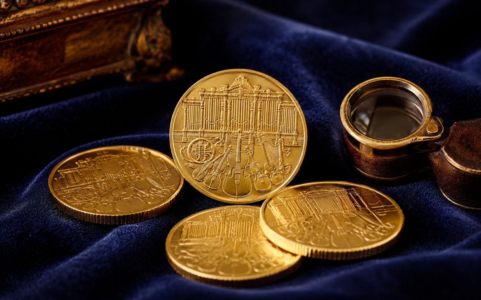 Wiener Philharmoniker Goldmünzen mit Orgel-Motiv auf blauem Samt mit Lupe